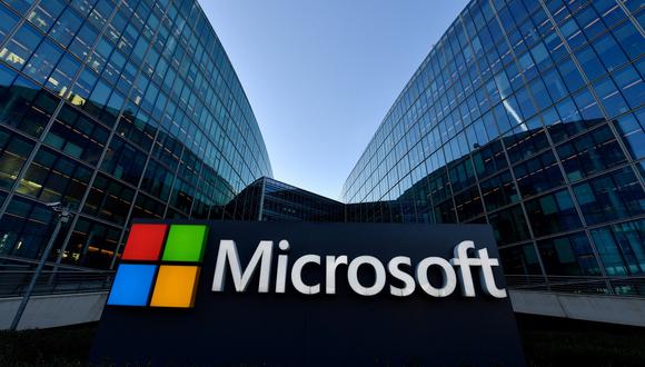 El logotipo de la sede francesa de la multinacional estadounidense de tecnología Microsoft se muestra en Issy-Les-Moulineaux, un suburbio de París, el 6 de marzo de 2018. (Foto referencial de GERARD JULIEN / AFP)
