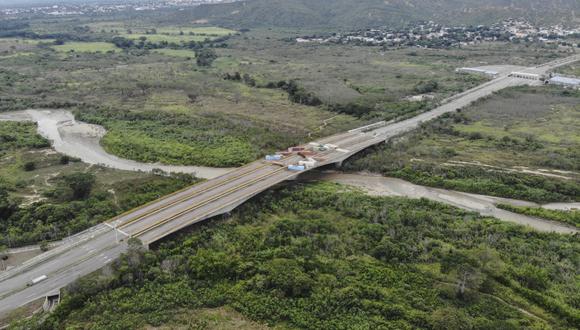 Vista aérea de contenedores bloqueando el Puente Internacional Tienditas en la frontera entre Colombia y Venezuela en Cúcuta, Colombia, el 8 de agosto de 2022. (Foto de Edinson ESTUPINAN / AFP)