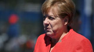 Merkel "exige" a Erdogan la liberación de un periodista turcoalemán