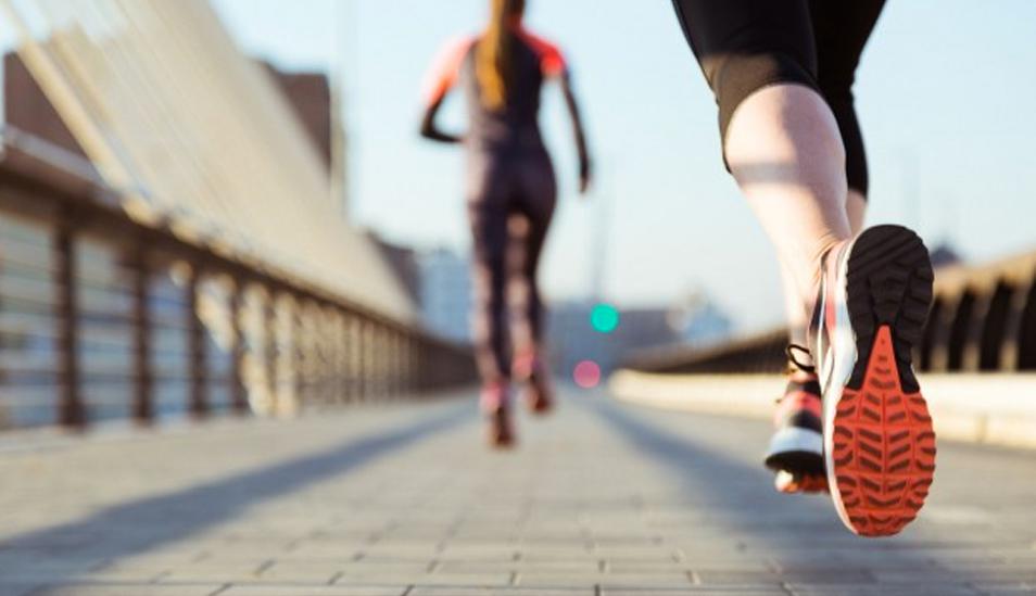 FOTO 1 | 1. Hacer más ejercicio y mejorar el estado físico: después de toda la comida de las fiestas de fin de año todos prometemos empezar una alimentación más saludable y realizar actividad física para sentirnos mejor. Sin embargo, para realizarlo tenemos que proponernos metas alcanzables y especificas; como perder un número de kilos determinado al mes o asistir a un mínimo de veces al gimnasio que nos permitan cuantificar y medir lo que nos proponemos. (Foto: Frepik)