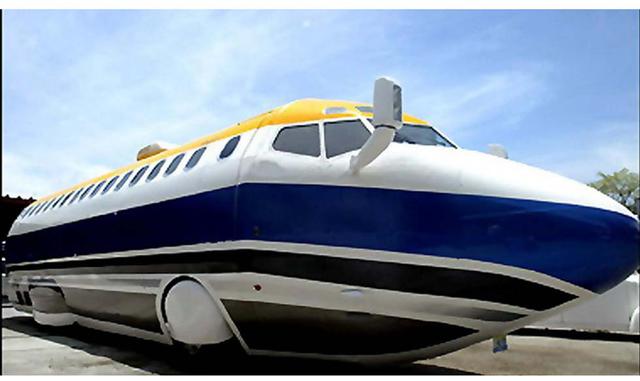 Foto 2 | Esta leyenda estadounidense está en el libro Guinness de los Récords como una de las limusinas más largas jamás construidas. Su creador, un excéntrico empresario dedicado al arriendo de lumusinas, tomó un viejo Boeing 727, le cortó las alas y lo 