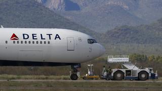 Variante delta lleva a aerolíneas de EE.UU. a bajar sus expectativas económicas