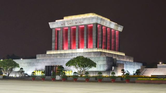 Hanói (Vietnam) destaca por conservar sus antiguas tradiciones, reflejadas en históricos lugares como el Mausoleo de Ho Minh.