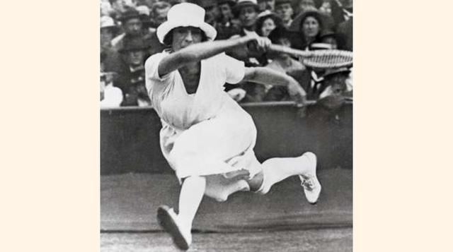 1. En tenis, a principios del siglo XX utilizaban vestidos y medias largas.