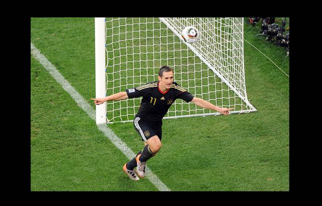 FOTO 9 | 16: El máximo goleador de la historia de los Mundiales, el alemán Miroslav Klose, que en Brasil-2014 superó el récord del brasileño Ronaldo.(Foto: AFP)