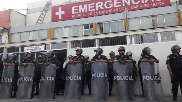 Policías llegaron hasta los exteriores del hospital Casimiro Ulloa, en Miraflores, en donde el ex presidente Alan García es intervenido quirúrgicamente. (Foto: Alessandro Currarino / GEC)