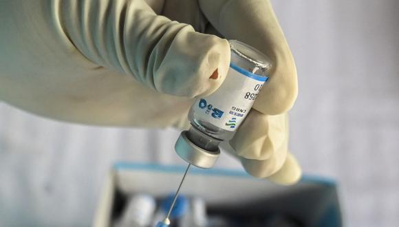 Un funcionario de salud prepara la inyección de la vacuna Sinopharm contra el coronavirus. (IFoto: AFP)