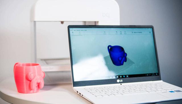 4. Impresión 3D

Esta idea consiste en ofrecer la impresión de objetos sólidos tridimensionales de arcilla, resina, vidrio o incluso chocolate, por medio de un software que transforma cualquier modelo digital. El mercado va en ascenso: la firma de consultoría A.T. Kearney prevé un incremento de hasta 25% anual para 2020 con un valor de US$17,200 millones. La primera clave para iniciar un estudio de impresión 3D es tener conocimientos en ingeniería y diseño, porque así será más sencillo atender a tus clientes, quienes pueden ser conocedores tecnológicos y querer experimentar o aquellos que desean aprovechar esta innovación en su negocio (como en la industria automotriz o médica). Puedes adquirir la impresora por medio de licencia o renta de equipo. Ejemplo de éxito: Ideasz3D (Foto: elconfidencial)