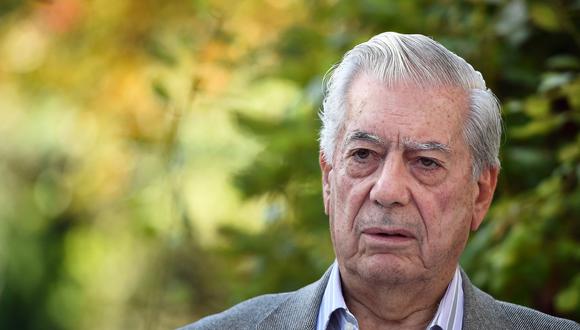 Peruvian writer and Nobel Prize 2010 in Literature, Mario Vargas Llosa poses on October 17, 2014 in Aix-en-Provence, southern France after a press conference during the literary festival La Fete du Livre. AFP PHOTO / ANNE-CHRISTINE POUJOULAT (Photo by ANNE-CHRISTINE POUJOULAT / AFP)