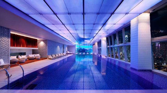 The Ritz-Carlton, Hong Kong. Usted va a sentir que se encuentra en la cima del mundo al visitar la moderna piscina del hotel Ritz-Carltoon de esta ciudad asiática. (Foto: Forbes)