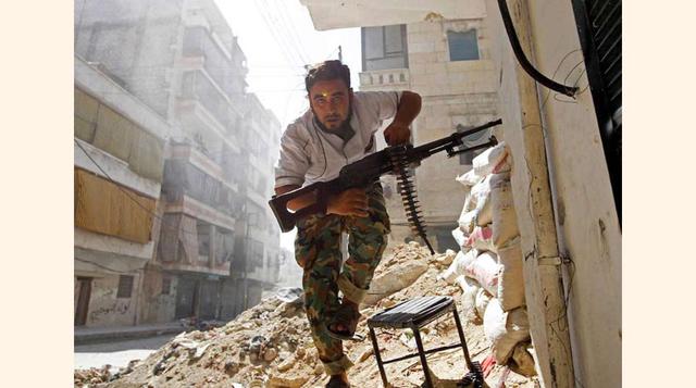 Un integrante del ejército sirio libre combate allá por el año 2012 en las calles de Aleppo.(foto:Diario ABC, S.L.)