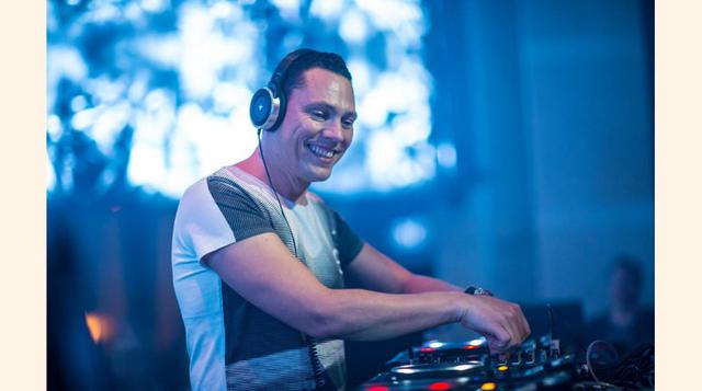 Tiesto. Ganancias: US$ 38 millones. El DJ holandés aumentó sus ganancias en US$ 2 millones gracias a los sueldos de seis cifras que ganó en sus más de 100 espectáculos. También recibió un salario de siete cifras de la marca 7UP para salir en un comercial.