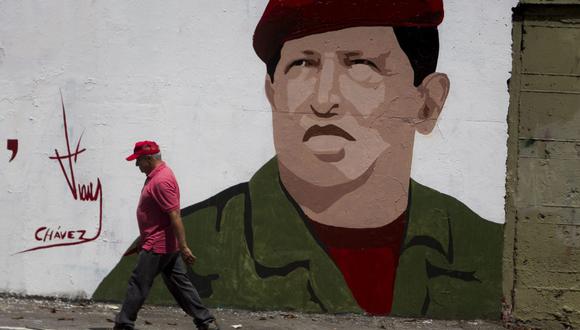El expresidente cambió la Constitución para poder reelegirse indefinidamente, beneficiando ahora a Maduro, reelecto en 2018 y encaminado a buscar un tercer mandato este año. (Foto: EFE)