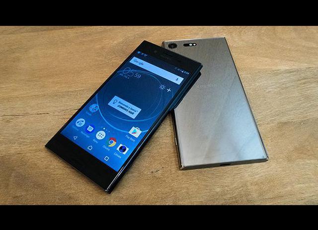 Foto 11 |  Sony Xperia XZ 2018. Al igual que le ocurrió a Huawei, el buque insignia de Sony en 2017 llegó un poco demasiado pronto. El XZ Premium tiene una pantalla impresionante por resolución y calidad del panel, pero tiene marcos, y eso para el usuario es ya una desventaja. Seguramente con el XZ de 2018 esto se corrija de una vez por todas.
Podemos dar prácticamente por sentado que a nivel de hardware el nuevo Sony de gama alta será uno de los mejores smartphones de 2018. La firma japonesa no suele escatimar a la hora de incorporar el mejor procesador Qualcomm del mercado o un panel que vaya más allá de lo convencional.
Seguramente en esta ocasión se acerque lo más posible al 4K, el objetivo a corto plazo de los fabricantes de pantallas.
No sabemos en qué fecha será presentado, pero si Sony se atiene al calendario habitual, será en torno al mes de marzo o abril.