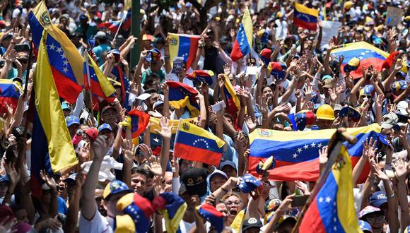 Chavistas y opositores marcharon este miércoles en Venezuela tras levantamiento militar. (Foto: AFP)