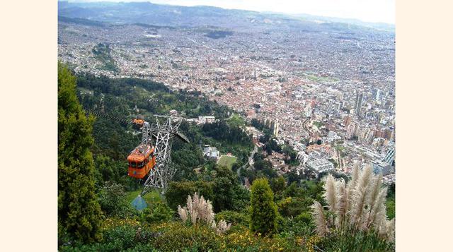 Bogotá, Colombia. Diez millones de personas habitan la vibrante, pasional y floreciente Bogotá. La energía de este centro metropolitano de Colombia se debe, en parte, a los cientos de lugares eclécticos y auténticos para ir a comer, fantásticos vinos y fr