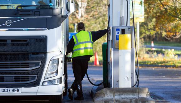 Un camionero usa una bomba de combustible en la explanada de una gasolinera de BP Plc en Chelmsford, Reino Unido, el lunes 31 de octubre de 2022. La AIE prevé que la demanda de petróleo se contraerá en términos interanuales en el último trimestre del 2022 y crecerá solo una pequeña cantidad a principios del próximo año.