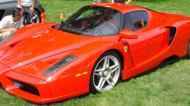 Enzo: US$ 1.6 millones (2002-2004) Lleva el nombre del fundador de la marca. Para la revista Sports Car International es el tercer mejor automóvil deportivo de la década del 2000. Se fabricaron 400 unidades.
