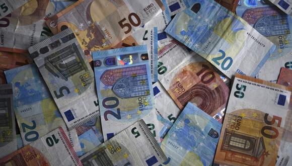 Varios economistas coinciden en que el euro será la moneda de referencia y ven también una estrategia para recaudar de una sentada un alto volumen de dólares en circulación. (INA FASSBENDER / AFP).