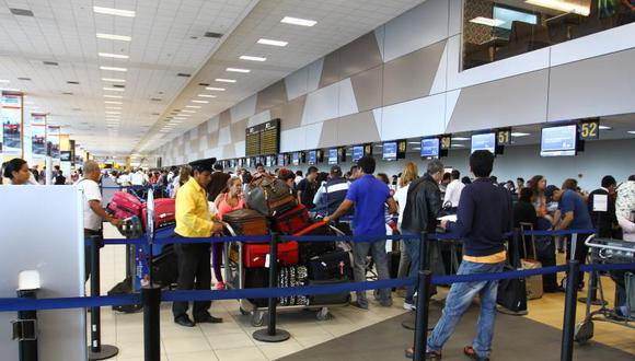 Los gremios de aerolíneas recordaron que la flexibilización y desregulación de las tarifas en el Perú ha permitido que en los últimos 10 años el número de pasajeros transportados vía aérea haya crecido de 18 a 40 millones al 2019, y que el precio promedio de los tickets aéreos se haya reducido cerca de un 40% en el mismo periodo.