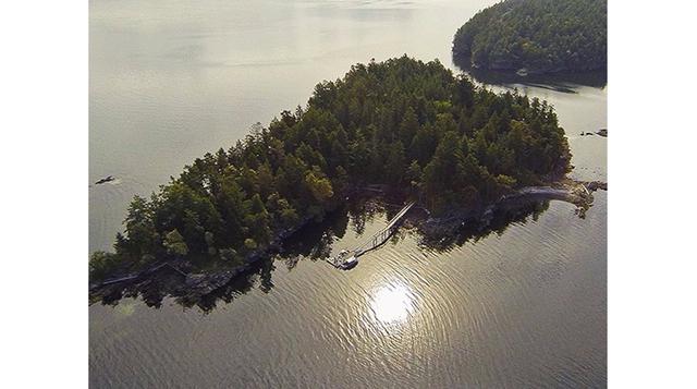 Mowgli. En la Columbia Británica esta isla está en venta por US$ 3.16 millones. Incluye una casa de cuatro habitaciones con un patio de casi 1000 pies cuadrados. (Foto: businessinsider)