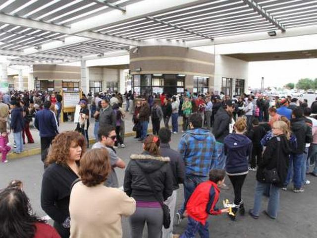 Chilenos se concentran en complejo fronterizo para retornar a su país.