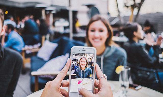 MOLDIV. Por un lado, cuenta con un módulo de cámara con funciones adicionales que te permite seleccionar el tipo de iluminación, activar un sistema anti-vibración, mostrar cuadrícula y nivelador, así como aplicar filtros, utilizar un efecto desenfoque o c