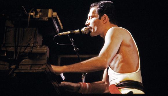 Una foto de archivo tomada el 18 de septiembre de 1984 muestra a la estrella de rock Freddie Mercury, cantante principal del grupo de rock "Queen", durante un concierto en el Palais Omnisports de Paris Bercy (POPB). (Foto de JEAN-CLAUDE COUTAUSSE / AFP)