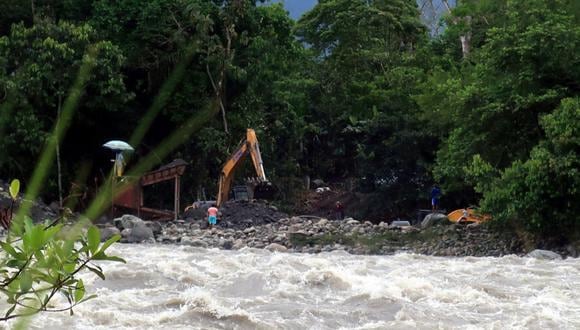 Fotografía de trabajos de Imágenes de explotación de minería irregular e ilegal en el sector de Santa Rosa, en la provincia del Napo, amazonía ecuatoriana. (Foto: EFE)