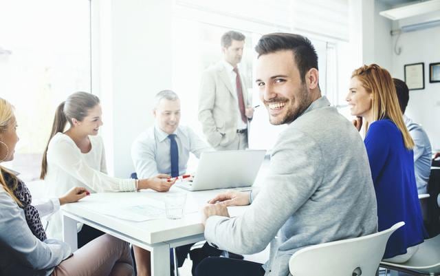 La persona narcisista: Si crees que mereces el éxito y estás dispuesto a hacer todo lo posible para garantizarlo, incluso a expensas de los demás, si ves a otras personas como pura competencia o potenciales amenazas y tiendes a cuidar únicamente de ti mismo, eres una persona tóxica y tus tendencias narcisistas alienan a las personas que te rodean. Baja los pies al suelo, no olvides que no eres mejor ni peor que nadie y aprende a construir relaciones sanas con tus compañeros, tratándolos como iguales. Recuerda que el fin nunca justifica los medios. (Foto: istock)