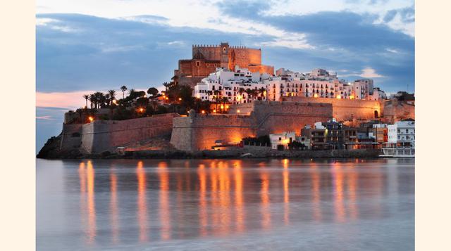 Peñíscola (Castellón). Ciudad medieval que se adentra en el mar, con un hormigueo de calles arremolinadas en torno a su castillo templario, el castillo del Papa Luna, que sobresale de la peña sobre la que se asienta el casco histórico. La localidad fue un