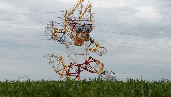 Los rusos acondicionaron una torre de alta tensión con el diseño de la mascota del Mundial, Zabivaka. (Foto: Reuters)
