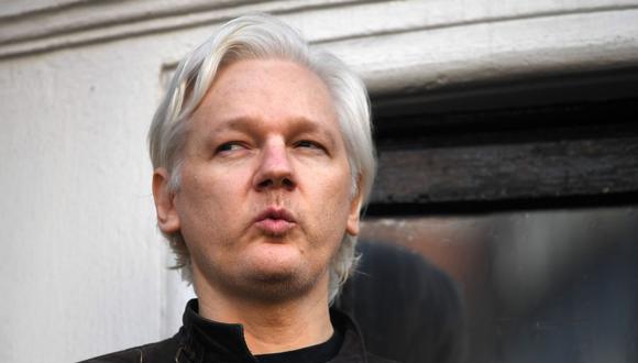 Julian Assange habla desde el balcón de la Embajada de Ecuador en Londres el 19 de mayo de 2017. (Foto de Justin TALLIS / AFP).