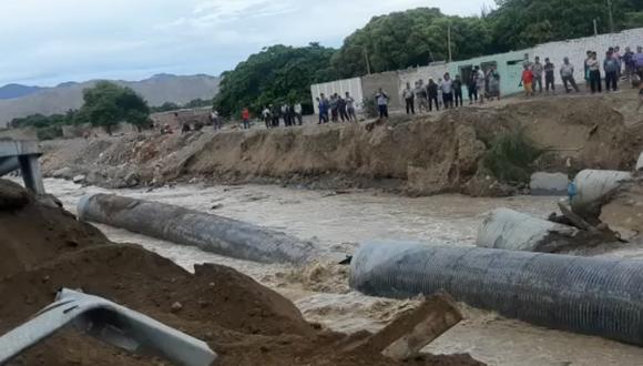 Puente Sechín colapsó la tarde del viernes y tránsito vehicular se encuentra interrumpido en la Panamericana Norte. (Captura: Abigail Díaz Moncada/Facebook)