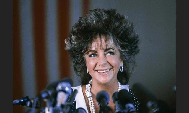 FOTO 2 |  12. Elizabeth Taylor (US$ 8 millones). La glamorosa actriz murió a los 79 años de edad por un mal cardiaco el 23 de marzo del 2011. Genera dinero por sus fragancias, como White Diamonds, y por su colección de joyería. (Foto: Associated press)