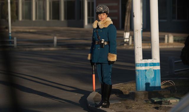 Giran la cabeza de derecha a izquierda y marcan el paso. Pertenecen a las fuerzas de seguridad, con rango de oficial. (FOTO: AFP)