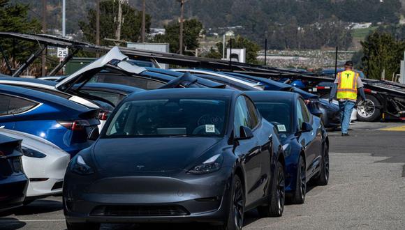 Un trabajador entrega vehículos en una tienda de Tesla en Colma, California, EE. UU., el martes 21 de febrero de 2023. (Fotógrafo: David Paul Morris/Bloomberg)