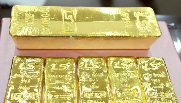 El índice del dólar bajaba un 0.2%, lo que hizo que el lingote de oro fuera menos caro para los compradores extranjeros. (Foto: AFP)