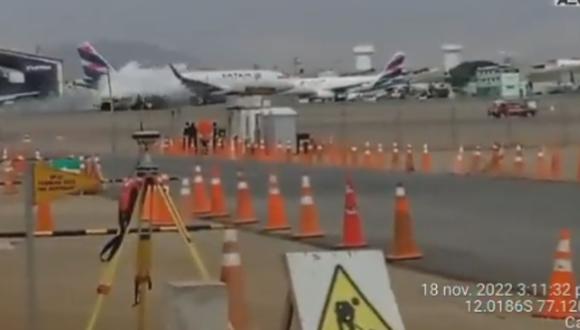 Latam airlines afirmó que los 102 pasajeros del avión fueron atendidos de manera correcta y algunos llevados a centros de salud. (Foto Twitter)