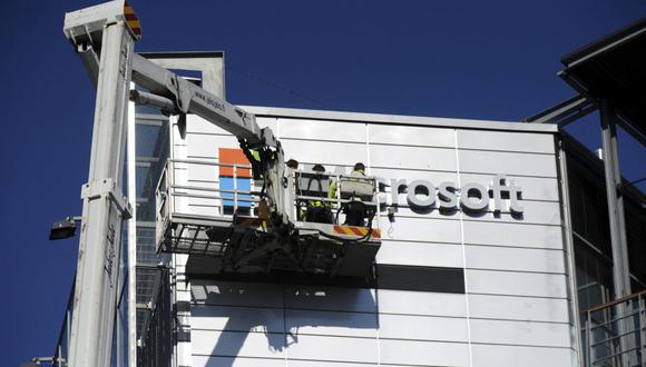 Los trabajadores instalan el logotipo del gigante tecnológico estadounidense Microsoft en la pared de la sede del antiguo gigante finlandés de telecomunicaciones Nokia en Espoo, Finlandia, el 26 de abril de 2014. (Foto de MIKKO STIG / LEHTIKUVA / AFP)