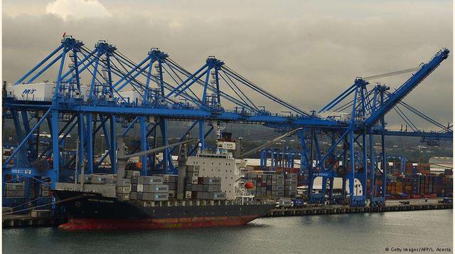 Colón, Aunque ningún puerto latinoamericano figura entre los primeros lugares del ranking mundial, el de Colón, en Panamá, saca la cara con bastante dignidad. Con sus 3,5 millones de TEU, según los registros dados a conocer por la CEPAL, es el segundo más