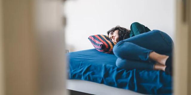 FOTO 2 | ‘Tiempo de 40 días, meses o años‘ es una de las acepciones que el Diccionario de la Real Academia Española (RAE) recoge para este término. Sin embargo, la Institución matiza que, a pesar de llamarse cuarentena, el tiempo no tiene que ser necesariamente de cuarenta o catorce días. «Pese al origen de la palabra, el tiempo que dura una cuarentena puede variar según el caso. Una de las acepciones del Diccionario de la lengua española del término cuarentena es la de ‘aislamiento preventivo a que se somete durante un período de tiempo, por razones sanitarias, a personas o animales«. (Foto: iStock)