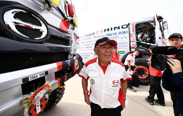 FOTO 11 | 76: la edad del más veterano en correr este Dakar, el japonés Yoshimasa Sugawara, cuya primera participación se remonta a 1983. Aún así, este piloto de camiones (Hino) no ostenta el récord absoluto, en poder del francés Marcel Hugueny, quien corrió en 1995 a los 81 años. (Foto: AFP)