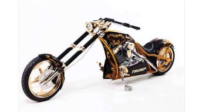 Orange County Chopper. Hay que admitir que esta moto desmesurada refleja bien la personalidad anticonformista de su dueño. La moto chopper de Trump, parecida a la de esta imagen, está cubierta de oro de 24 quilates.