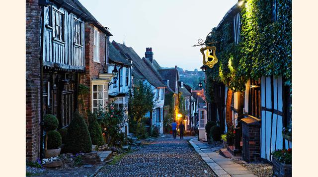 Mermaid Street (Rye, Inglaterra). Una de las calles con más (interesante) historia de Inglaterra. Mermaid Street es la joya de la corona de Rye al igual que lo es mítico Mermaid Inn, cuyos sótanos originales datan del siglo XII (los añadidos, de estilo Tu