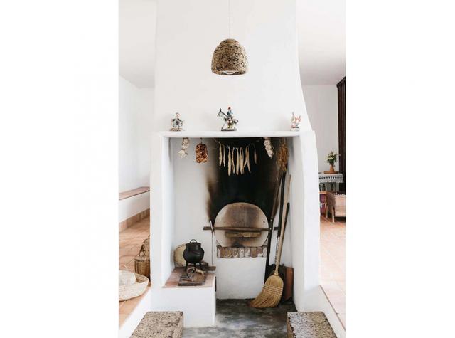 FOTO 9 | Casa Modesta, Portugal
Si hubiera unos premios para nombres de hotel bonitos, este partiría como claro ganador. El pescador Joaquim Modesto de Brito, conocido como “O Campeão” (el campeón), inspiró a sus nietos para convertir la casa familiar en eso, una casa modesta en la que conviven sus orígenes con el ya premiadísimo trabajo de PAr Plataforma de Arquitectura. El Algarve que más nos gusta, en el corazón del Parque Natural de la Ría Formosa, con sólo nueve habitaciones, un huerto biológico, jardín y silencio, mucho silencio. Quién da más. LO + HOT Una chimenea con sus cerámicas de Caldas da Rainha, su escoba y sus ajos. Y ver la vida pasar.