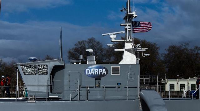 "Sea Hunter" usa radares, sonares, cámaras y sistemas de posicionamiento global. Los barcos autónomos apoyarían otras misiones y evitarían que los marinos corran riesgos, explicó un vocero de DARPA.
