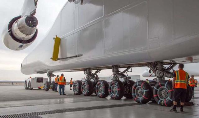 El avión, de 227 toneladas, se desplaza 28 ruedas. En la imagen, el Stratolunch visto desde abajo.