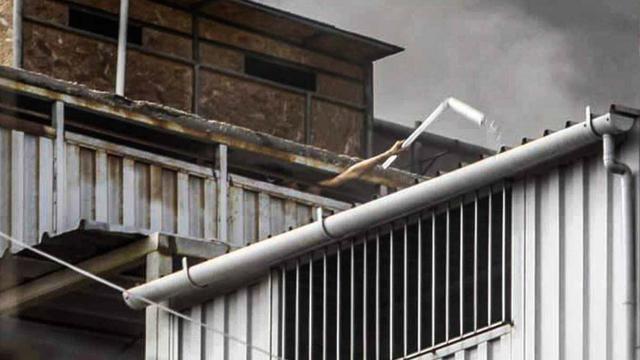 Por un momento se observó a una persona pidiendo ayuda al asomar la mano por una de las rendijas del contenedor. El fuego finalmente llegó hasta donde se encontraba, sin que se conozcan más detalles de su paradero. (Foto: Andina).