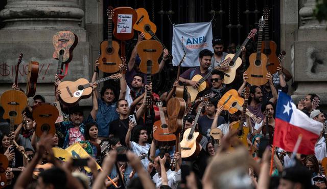 Aunque la gente sigue saliendo a la calle por miles cada día, a estas alturas ya son más los que llegan a las protestas con afán de hacer ruido y no destrozos. (Foto: AFP)